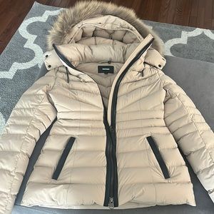 Gorgeous Patsy Mackage. Removable fur trim on hood. Light tan color. Size small.